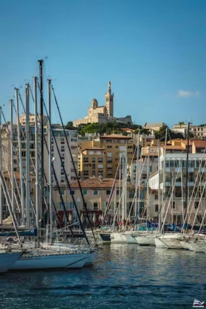 Vieux Port Proximite Panier Clim Central Cachet Marseille