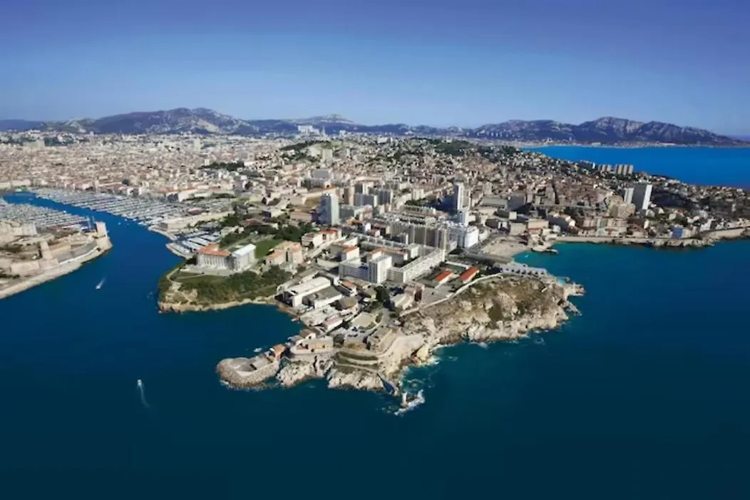 Vieux Port Proximite Panier Clim Central Cachet Marseille